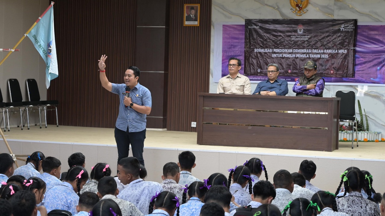 Sosialisasi pendidikan demokrasi dalam rangka MPLS untuk pemilih pemula tahun 2025 di SMK N 1 Banjar